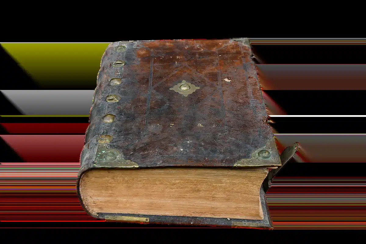 Manoscritti medievali aperti in una biblioteca, che suggeriscono fonti e interpretazioni