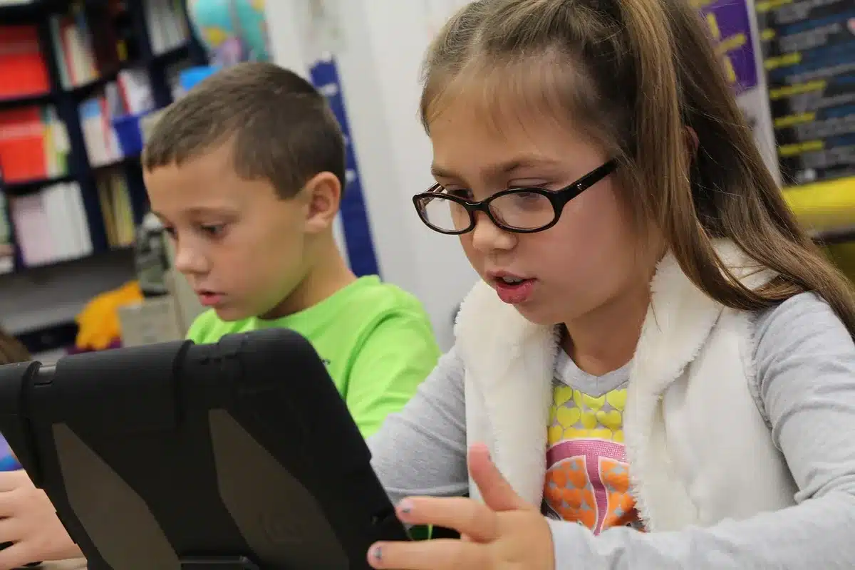 Classe scolastica con alunni che seguono una lezione di storia, materiale didattico visibile