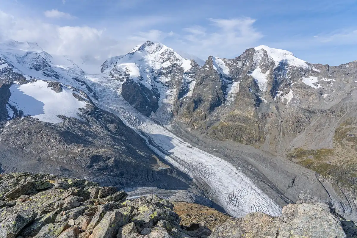 Grafici dei modelli climatici e montagne sullo sfondo