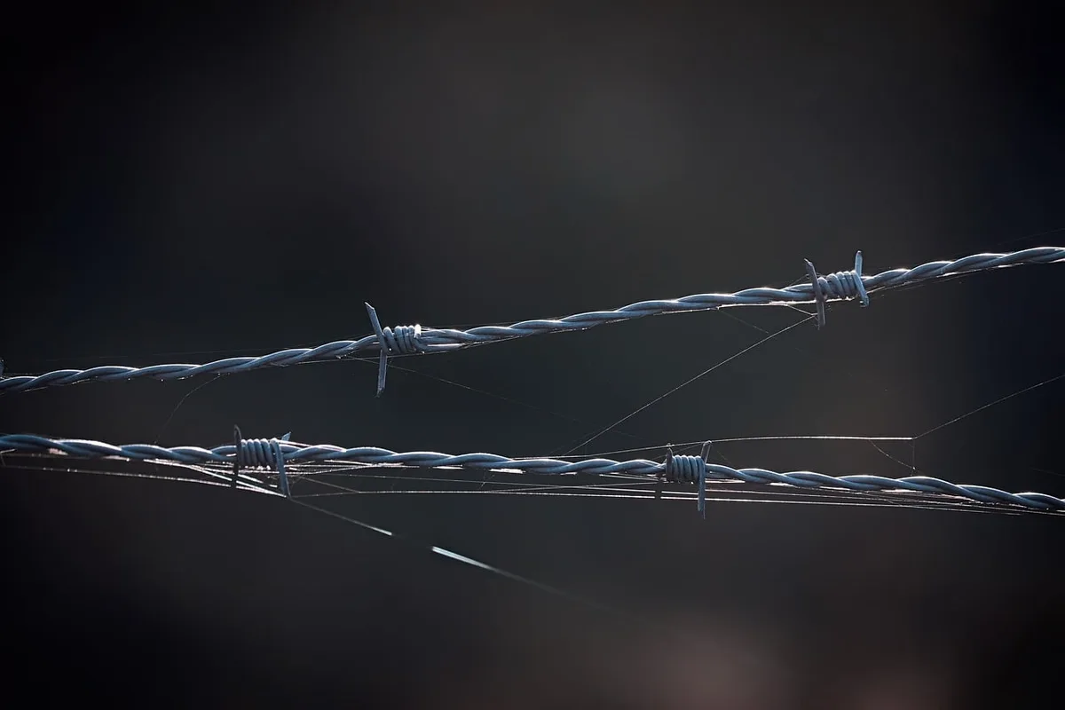 Esterno di una struttura carceraria militare nel deserto che evoca detenzione