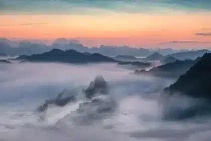 Silhouette anonima di impianto di smaltimento con lieve foschia atmosferica