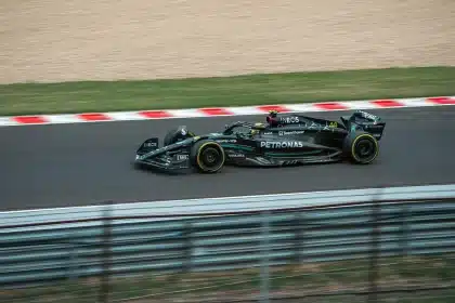 Monoposto anonima su tratto misto di circuito con rettilineo e curva lenta