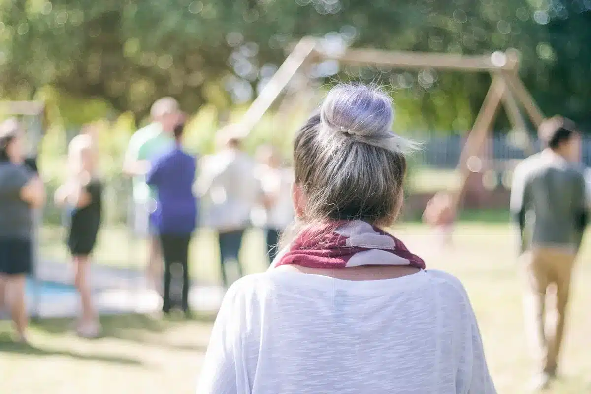 Tre donne sedute insieme che parlano e cercano sostegno