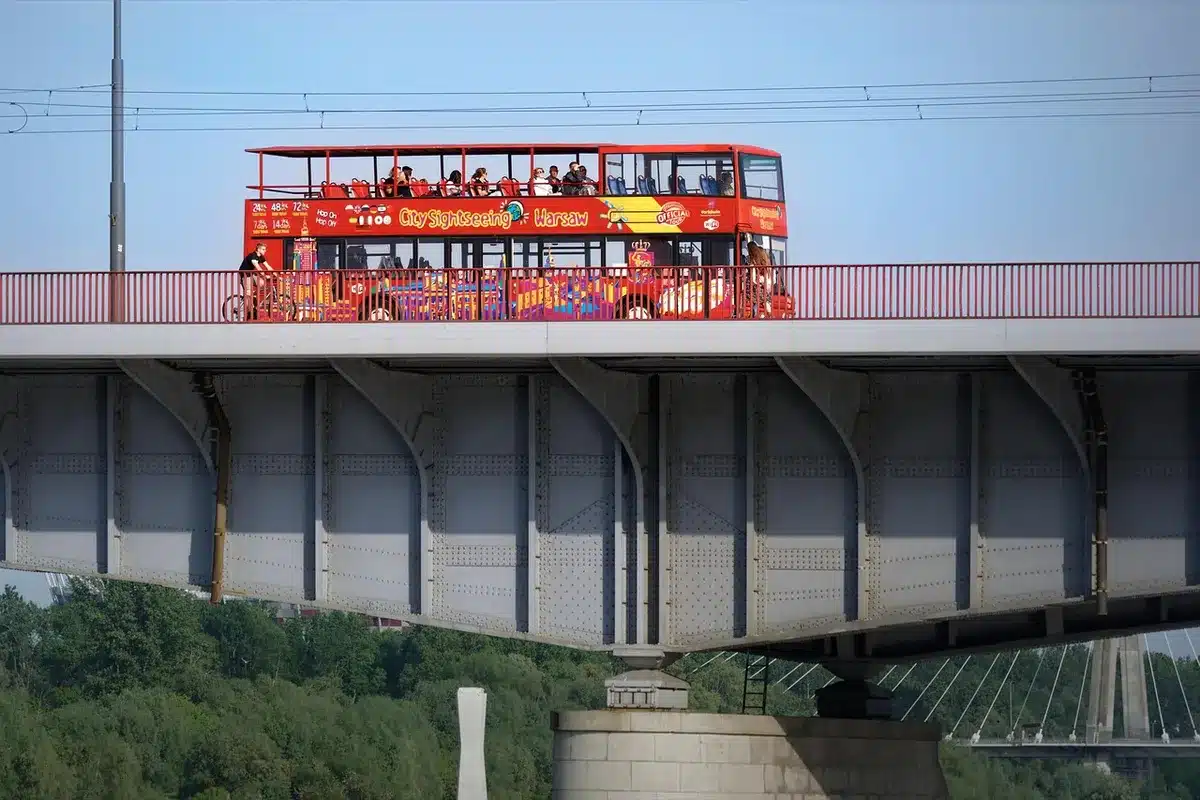 Autobus deviato su una via cittadina con fermate chiuse