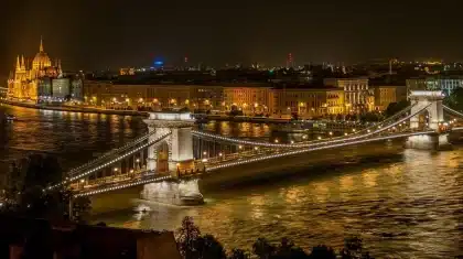 Auto ferme e autobus deviato su strada urbana vicino a un ponte di notte