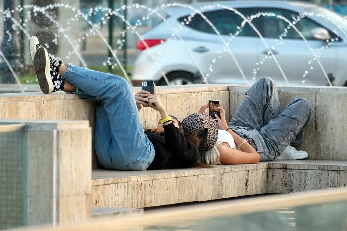 Persone sedute in un parco durante il tempo libero dopo il lavoro