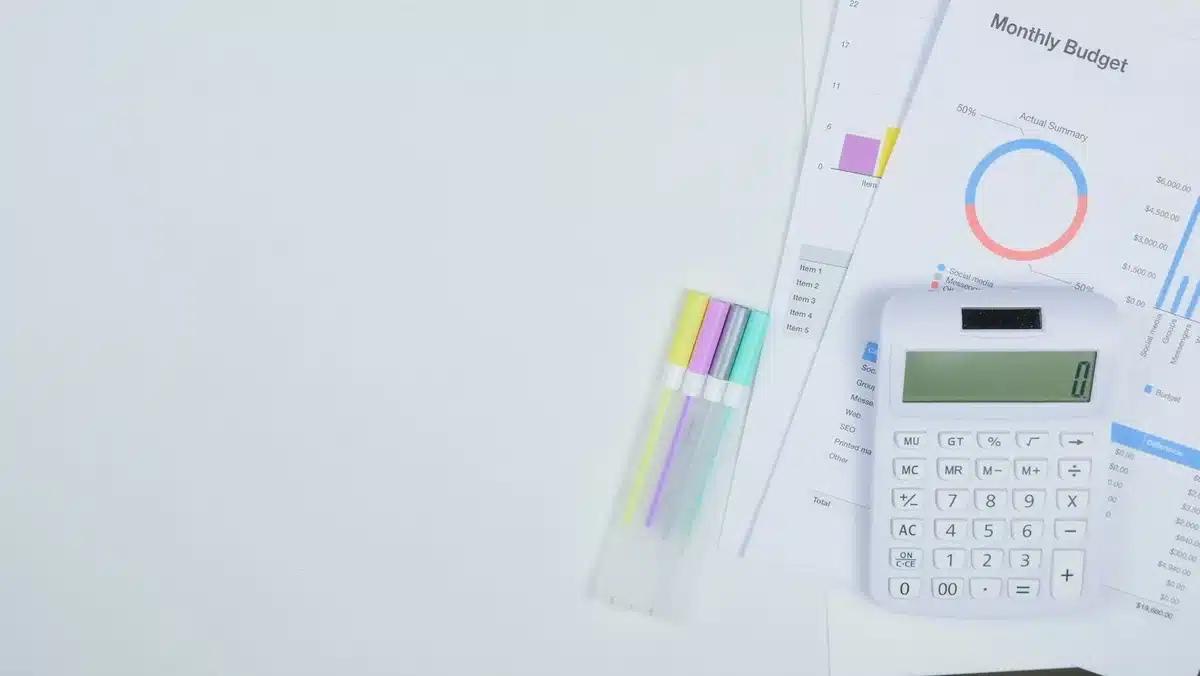 Documenti contabili e calcolatrice su una scrivania