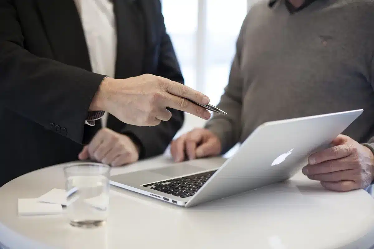 Gruppo di tecnici che discutono documenti e normative in ufficio