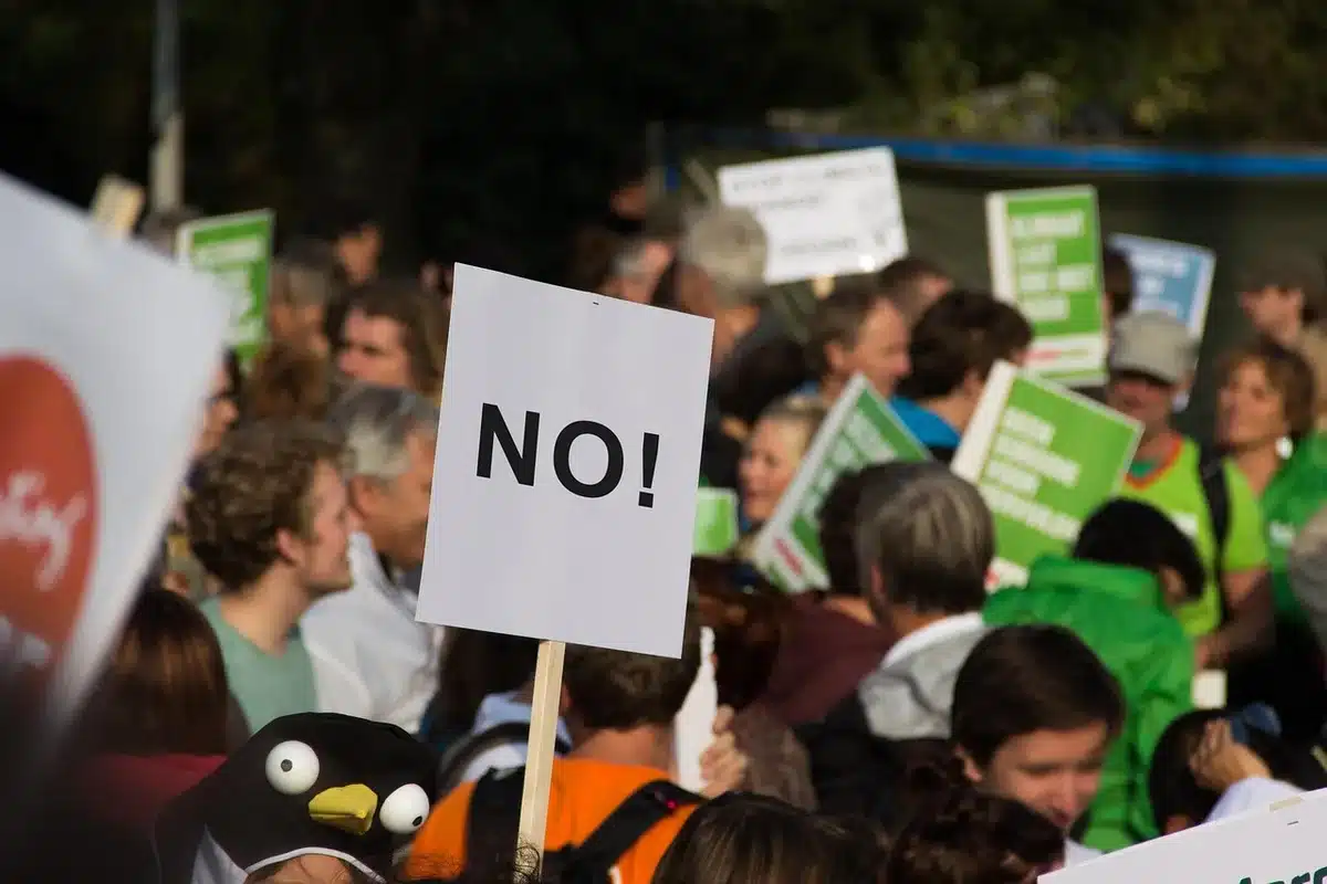 Partecipanti con cartelli che richiamano temi pacifisti e di solidarietà