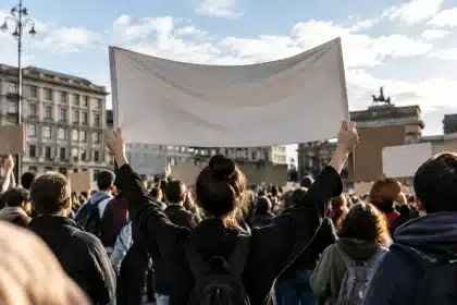 Roma, corteo espone maxi striscione: migliaia chiedono stop al coinvolgimento italiano