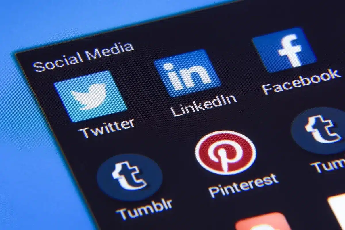 Redazione che lavora a notizie e social media