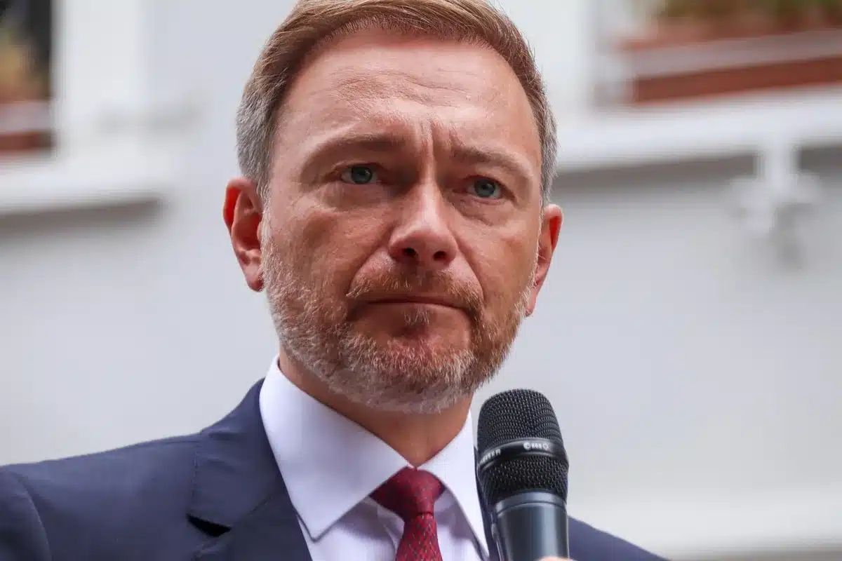 Ministro che parla a una conferenza sull'ambiente di fronte a platea