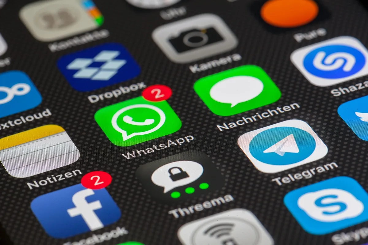 Schermo di smartphone con post social che mostra testo e immagine