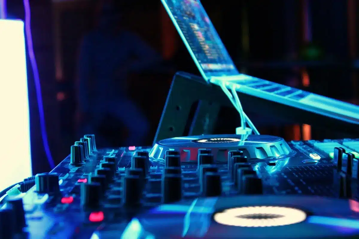 Primo piano su una performance musicale con pubblico e luci