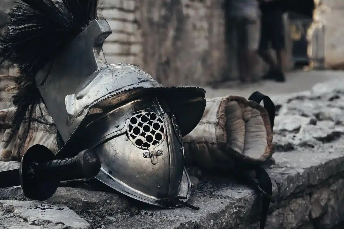 Interno di un'arena di pattinaggio con pubblico e bandierine durante una gara