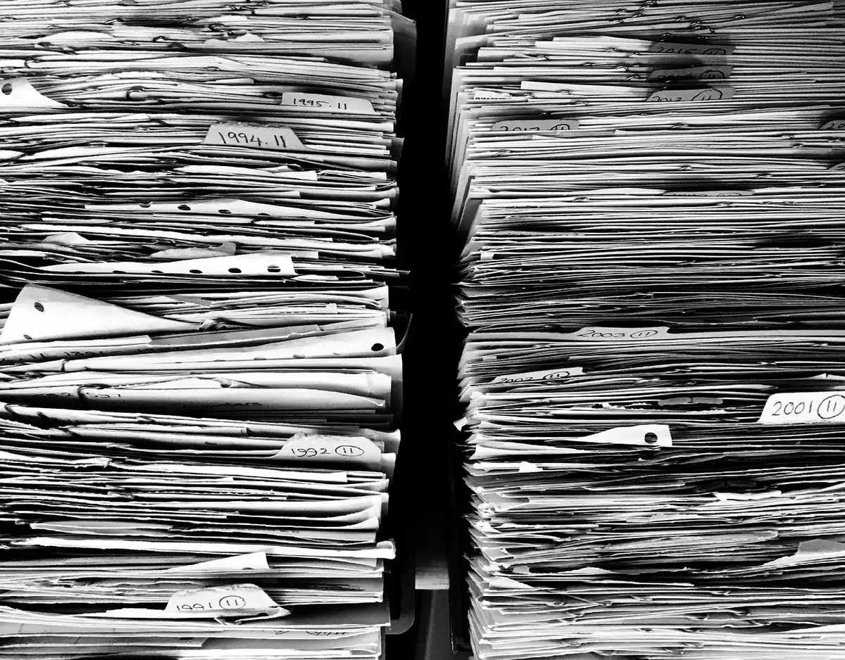 Documenti di prestito e calcolatrice che illustrano il costo del credito