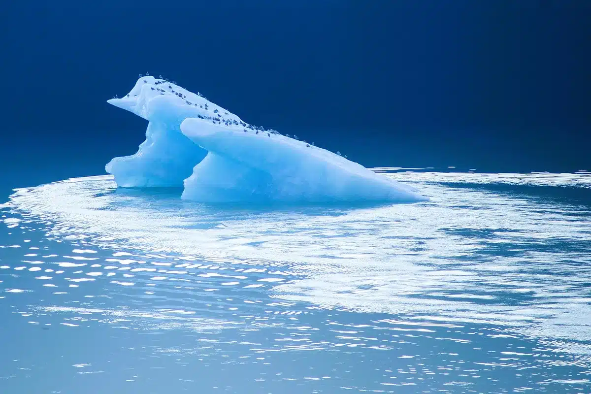 Riunione di esperti attorno a tavolo per discutere fondi per perdite e danni climatici
