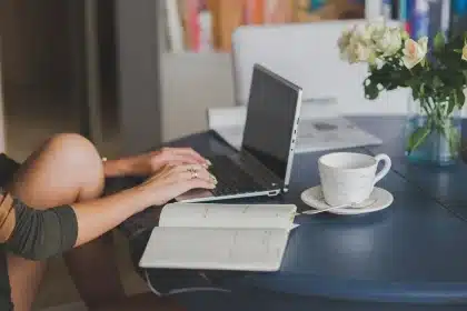 Riunione informale attorno a un tavolo con microfono e quaderni