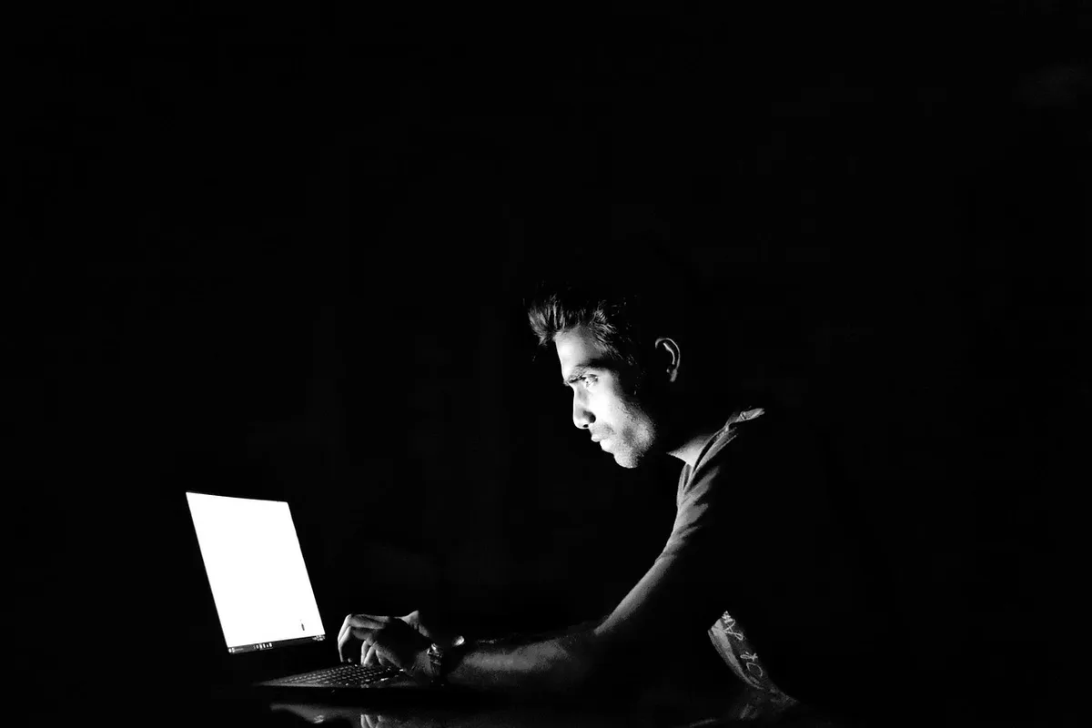 Riunione su policy e sicurezza digitale con laptop e documenti