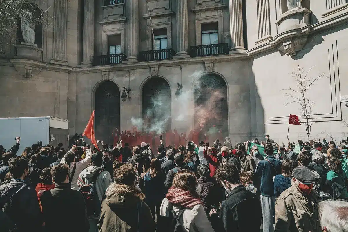 Comitato cittadino in assemblea che discute richieste e petizioni