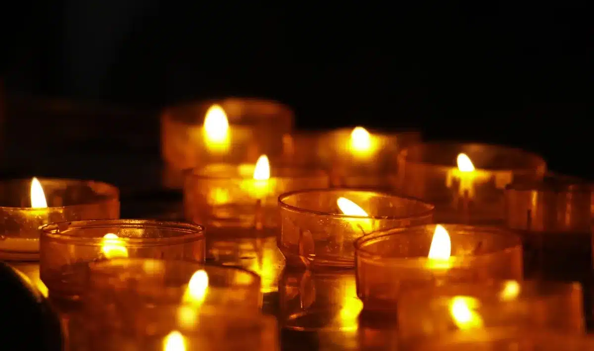 Studenti e sopravvissuti vicino a un piccolo memoriale sulla costa di Lampedusa